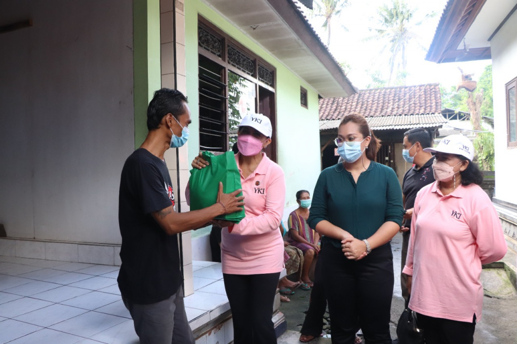 YKI Badung Kunjungi Penderita Kanker di Kecamatan Mengwi dan Kuta Utara, Serahkan Bantuan 33 Paket Sembako